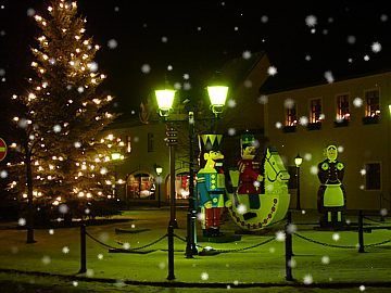 Nu�knacker, Pfefferkuchenfrau und Olbernhauer Reiterlein auf dem Markt in Olbernhau