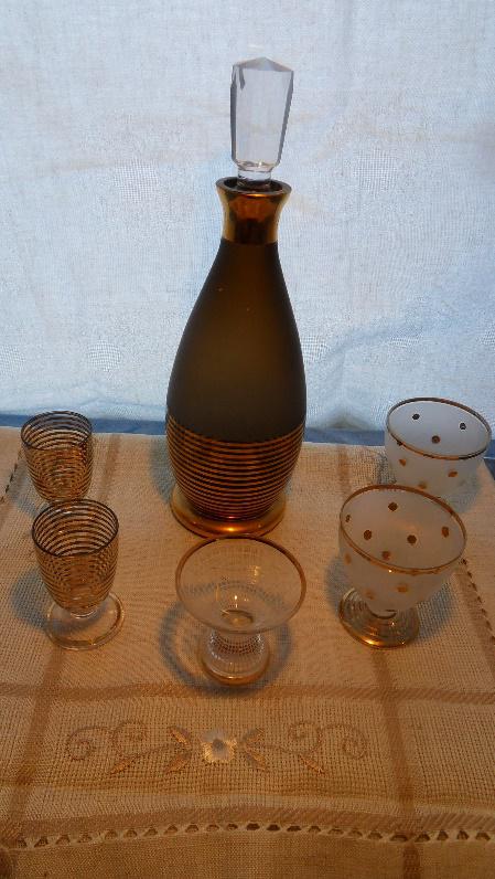 Glasflasche mit passenden Glaesern