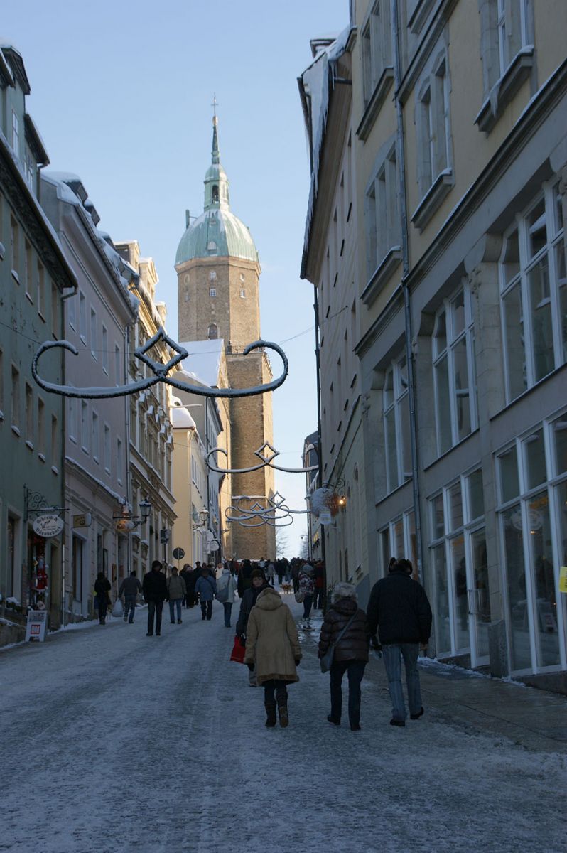 Weihnachtsmarkt in Annaberg mit Blick zur Kirche