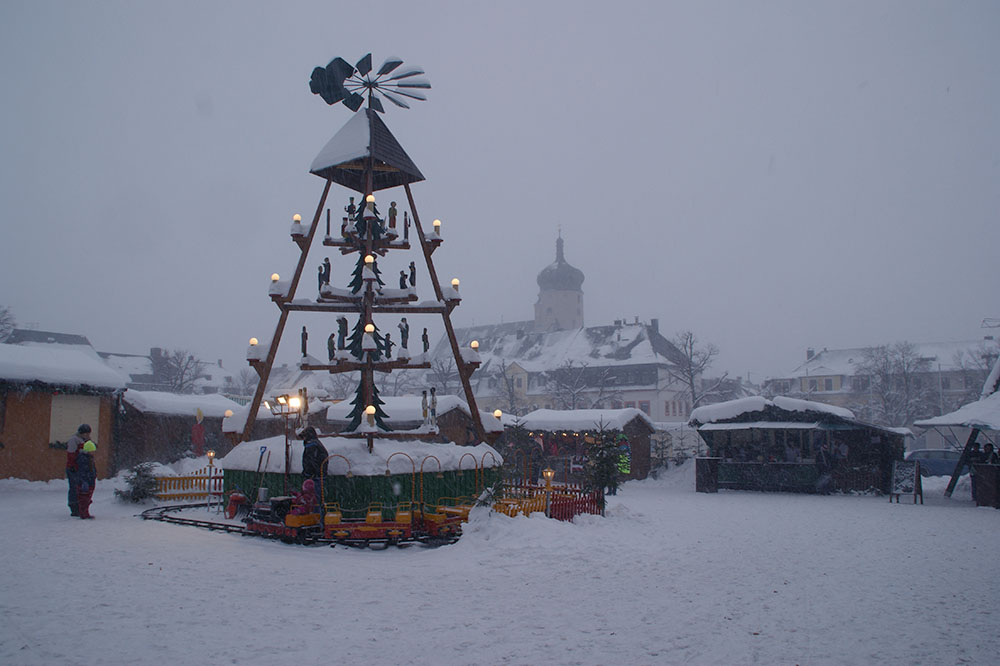 Weihnachtsmarkt Marienberg Pyramide und Bimmelbahn